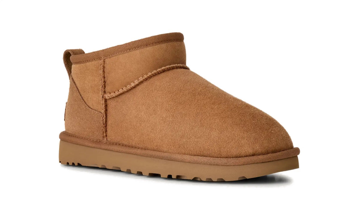 UGG Classic Ultra Mini in Chestnut, Dreiviertelansicht von vorn
